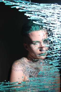 Camın arkasındaki bir modelin fotoğrafı.