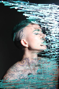 Camın arkasındaki bir modelin fotoğrafı.