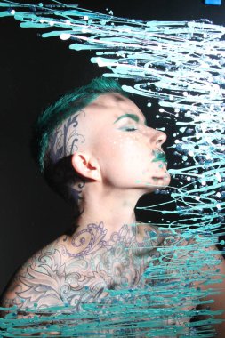 Camın arkasındaki bir modelin fotoğrafı.