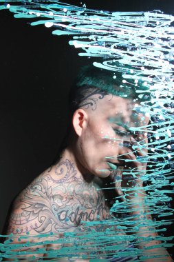 Camın arkasındaki bir modelin fotoğrafı.