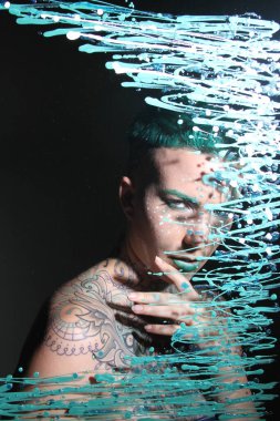 Camın arkasındaki bir modelin fotoğrafı.