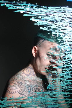 Camın arkasındaki bir modelin fotoğrafı.