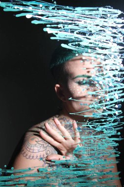 Camın arkasındaki bir modelin fotoğrafı.