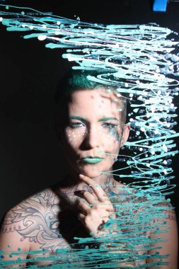 Camın arkasındaki bir modelin fotoğrafı.