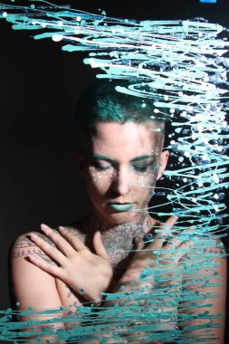 Camın arkasındaki bir modelin fotoğrafı.