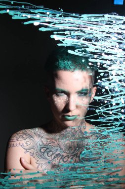 Camın arkasındaki bir modelin fotoğrafı.