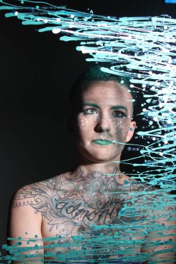 Camın arkasındaki bir modelin fotoğrafı.