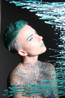 Camın arkasındaki bir modelin fotoğrafı.