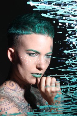 Camın arkasındaki bir modelin fotoğrafı.