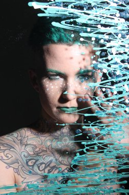 Camın arkasındaki bir modelin fotoğrafı.