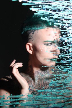 Camın arkasındaki bir modelin fotoğrafı.