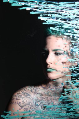 Camın arkasındaki bir modelin fotoğrafı.