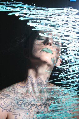 Camın arkasındaki bir modelin fotoğrafı.