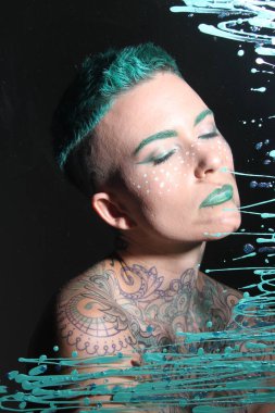 Camın arkasındaki bir modelin fotoğrafı.