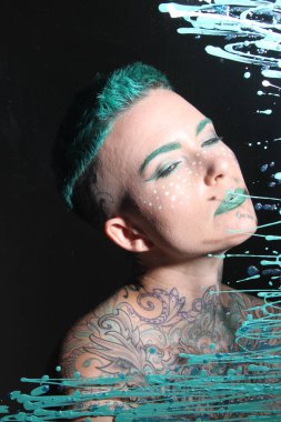 Camın arkasındaki bir modelin fotoğrafı.