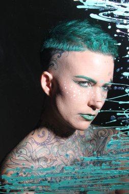 Camın arkasındaki bir modelin fotoğrafı.