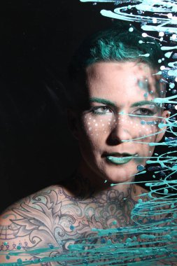 Camın arkasındaki bir modelin fotoğrafı.