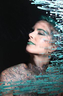 Camın arkasındaki bir modelin fotoğrafı.