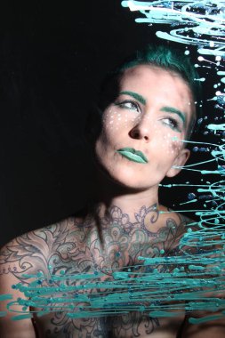 Camın arkasındaki bir modelin fotoğrafı.