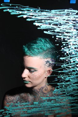 Camın arkasındaki bir modelin fotoğrafı.