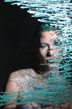 Camın arkasındaki bir modelin fotoğrafı.