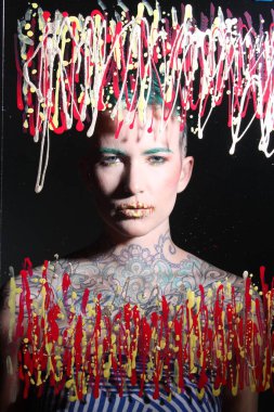 Camın arkasındaki bir modelin fotoğrafı.