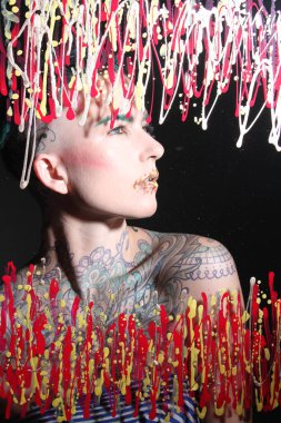 Camın arkasındaki bir modelin fotoğrafı.