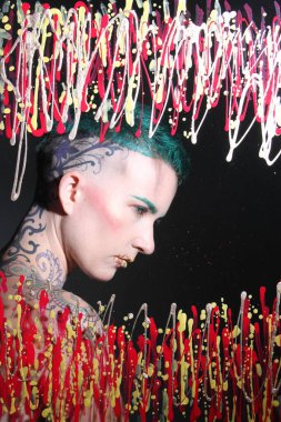 Camın arkasındaki bir modelin fotoğrafı.