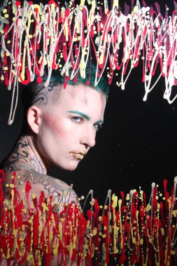 Camın arkasındaki bir modelin fotoğrafı.