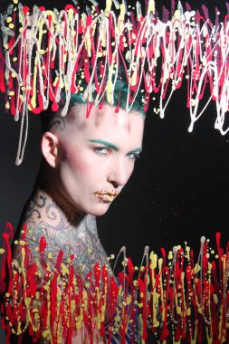 Camın arkasındaki bir modelin fotoğrafı.