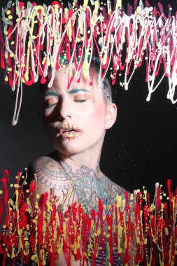 Camın arkasındaki bir modelin fotoğrafı.