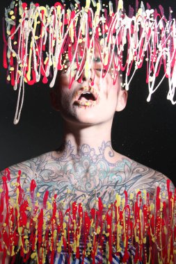 Camın arkasındaki bir modelin fotoğrafı.