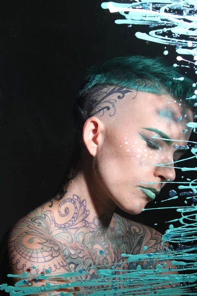 Camın arkasındaki bir modelin fotoğrafı.