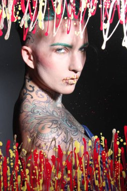 Camın arkasındaki bir modelin fotoğrafı.