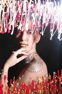 Camın arkasındaki bir modelin fotoğrafı.