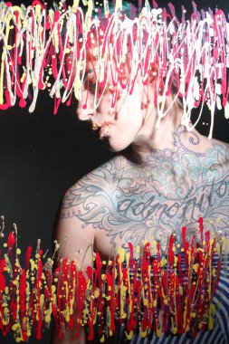 Camın arkasındaki bir modelin fotoğrafı.