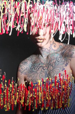 Camın arkasındaki bir modelin fotoğrafı.