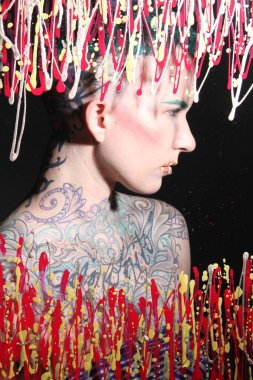 Camın arkasındaki bir modelin fotoğrafı.