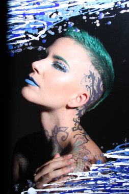 Camın arkasındaki bir modelin fotoğrafı.