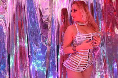 Disko ışıklandırmalı bir dansçının fotoğraf çekimi.