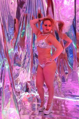 Disko ışıklandırmalı bir dansçının fotoğraf çekimi.