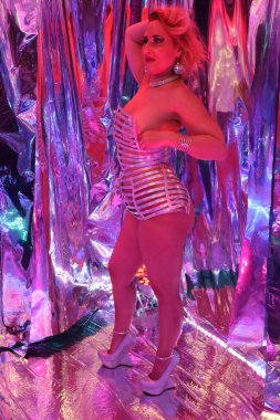 Disko ışıklandırmalı bir dansçının fotoğraf çekimi.