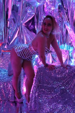 Disko ışıklandırmalı bir dansçının fotoğraf çekimi.