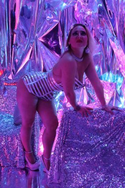 Disko ışıklandırmalı bir dansçının fotoğraf çekimi.