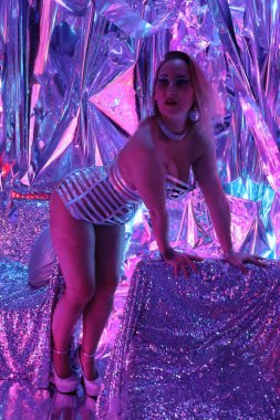 Disko ışıklandırmalı bir dansçının fotoğraf çekimi.