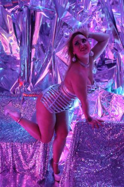 Disko ışıklandırmalı bir dansçının fotoğraf çekimi.