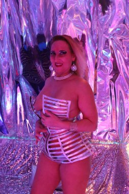 Disko ışıklandırmalı bir dansçının fotoğraf çekimi.