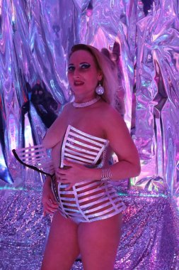 Disko ışıklandırmalı bir dansçının fotoğraf çekimi.