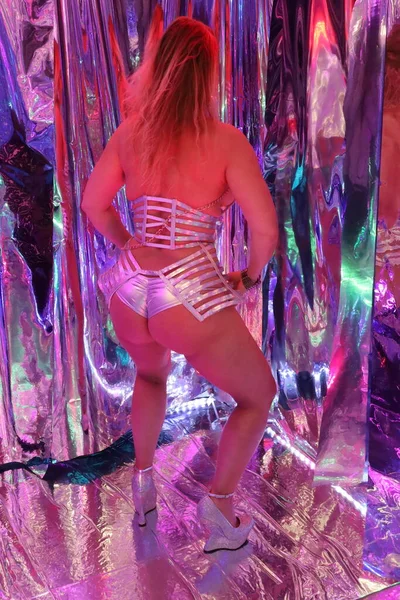 Disco Fotoshoot Van Een Danser Met Disco Verlichting — Stockfoto