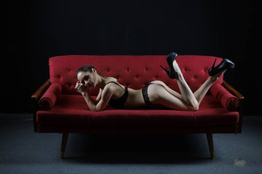 Stüdyoda poz veren bir balerinin fotoğrafı.